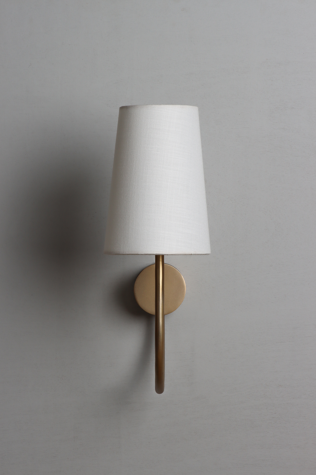 Handcrafted matka cotton wall light with brass base