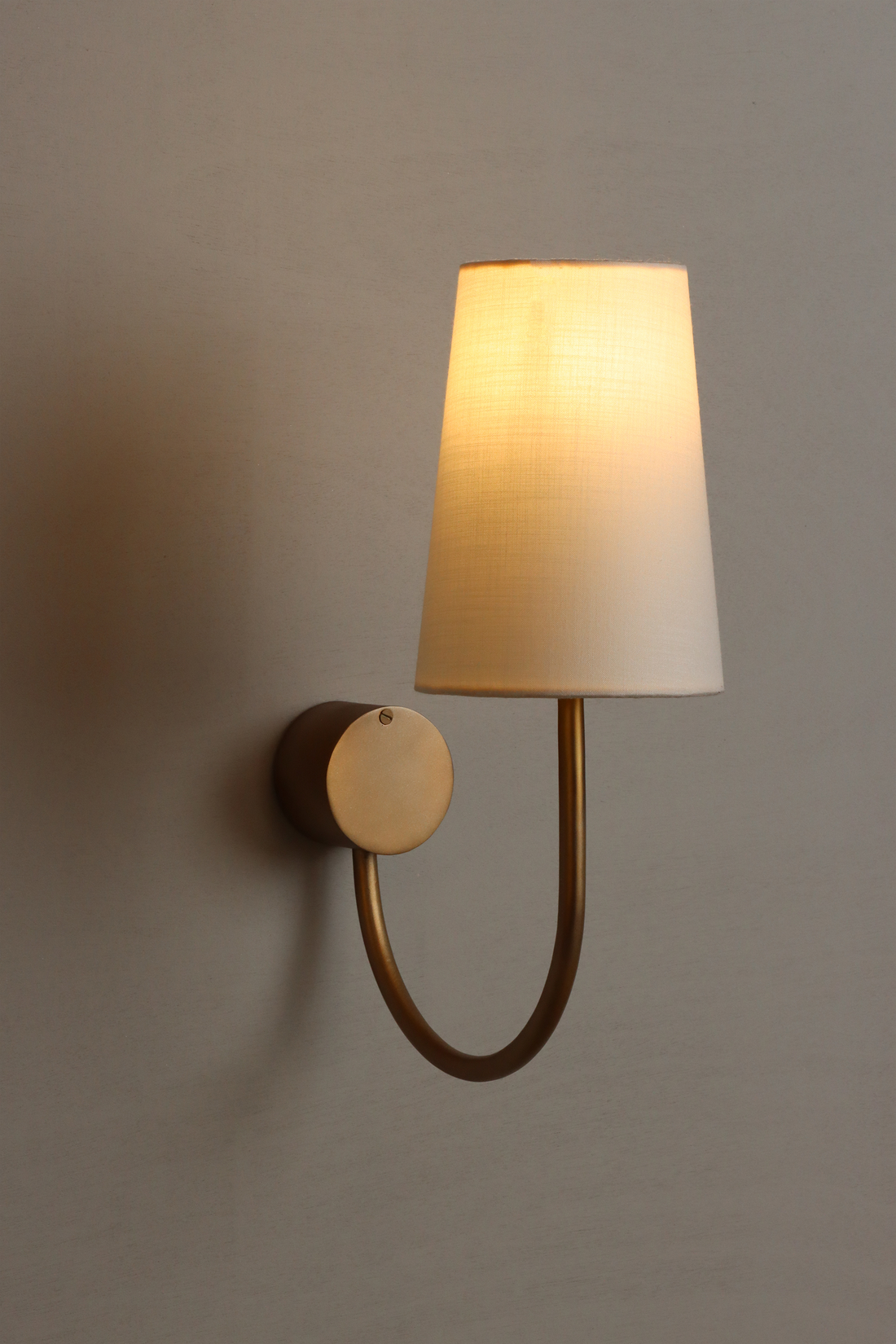Handcrafted matka cotton wall light with brass base