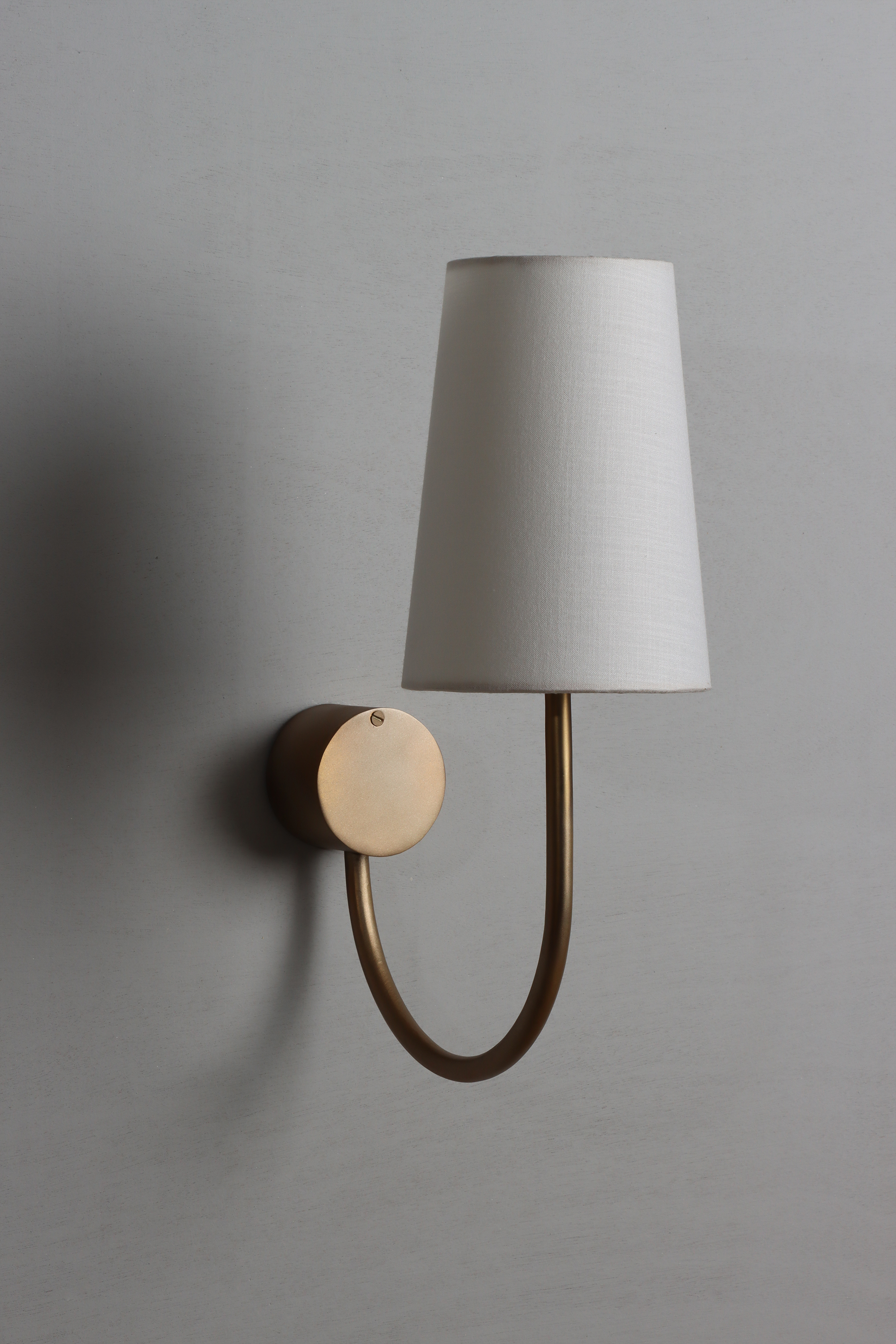 Handcrafted matka cotton wall light with brass base
